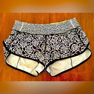 Lululemon woman’s shorty run posey shorts 6